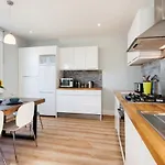 Modern Family Home In London Close To Amenities And Train
